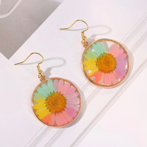 2/$30🌵 Bohemian Pastel Daisy Pressed Flower Earrings Acrylic Boho Gold NEW Gift - Picture 7 of 8